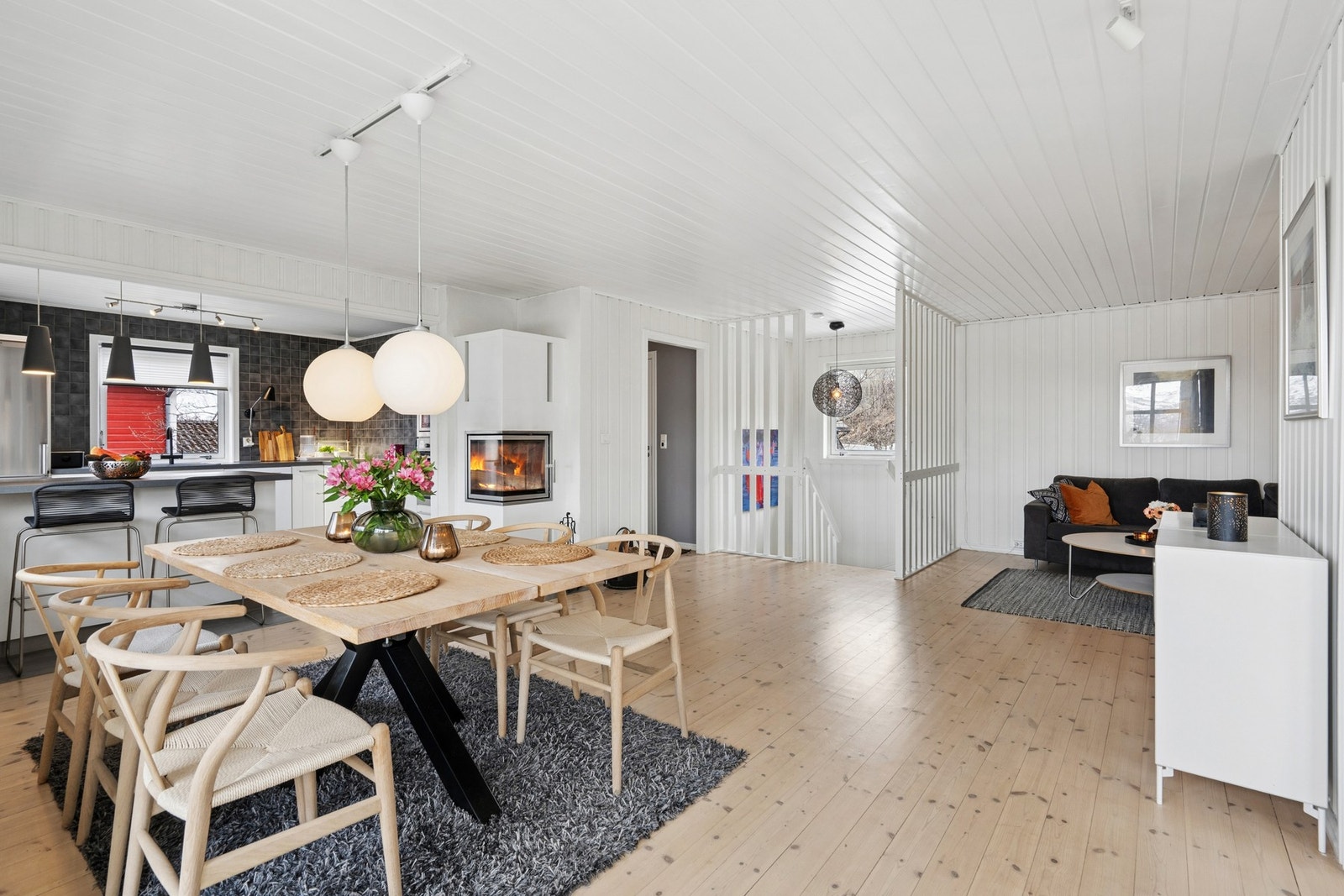 Rommet har god plass til et stort spisebord, og er perfekt egnet for både hverdagsmåltider og hyggelige selskap. Galleribilde