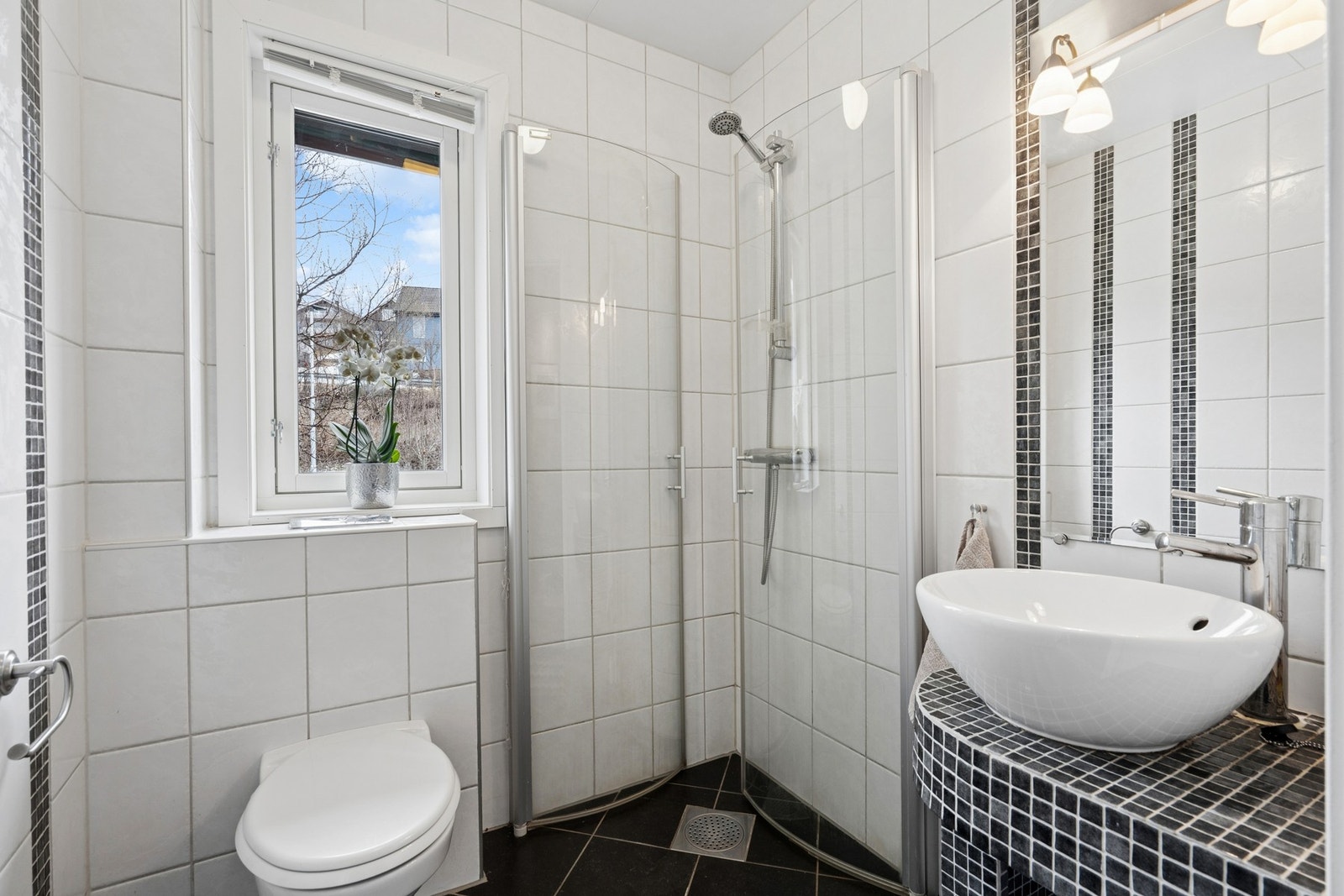 Badet er arealeffektiv innredet, og har en tilpasset innredning. Galleribilde