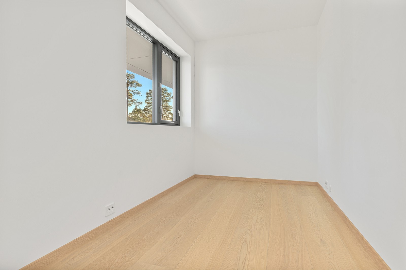 Soverom 4: Plass til seng og oppbevaringsmøblement. Godt innslipp av naturlig lys Galleribilde