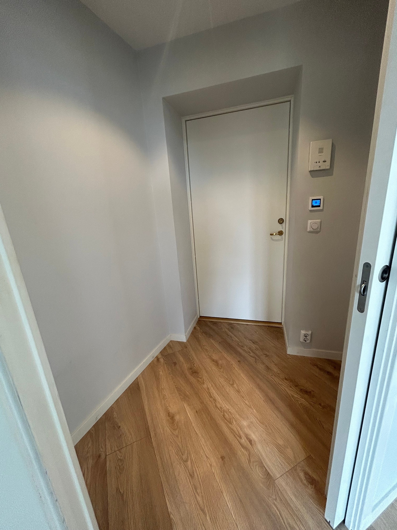 Liten entre, med skyvedør inn mot oppholdsrom/stue Galleribilde
