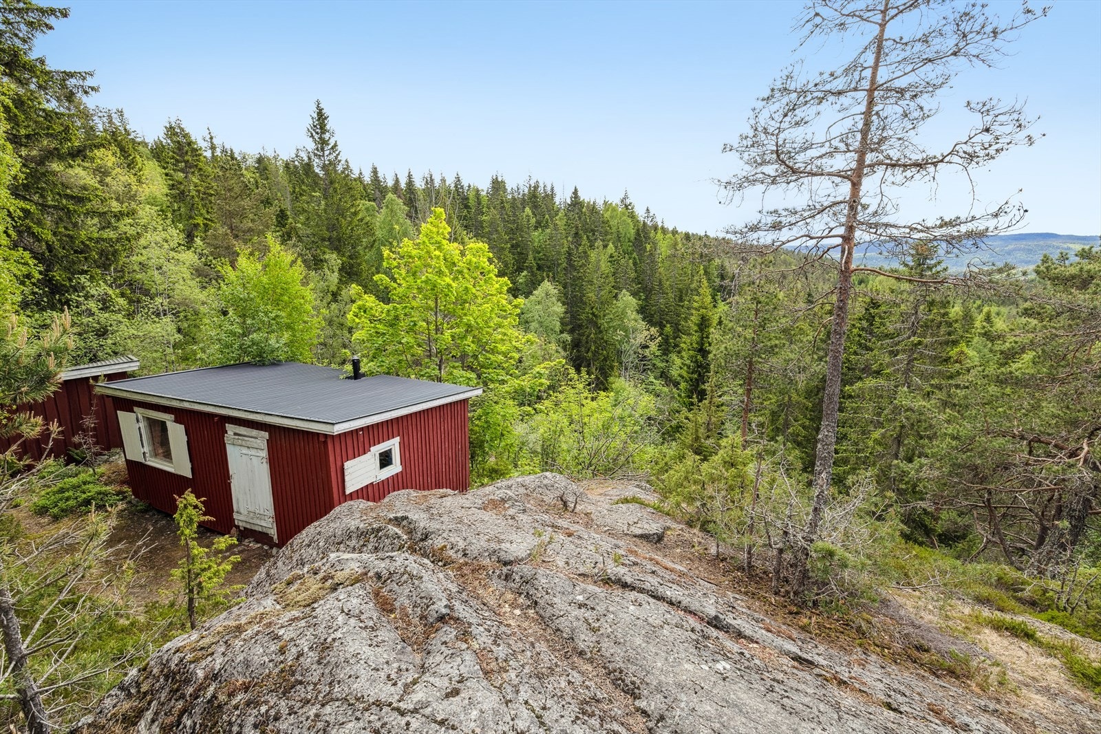Koselig, enkel hytte og uthus med fin beliggenhet Galleribilde