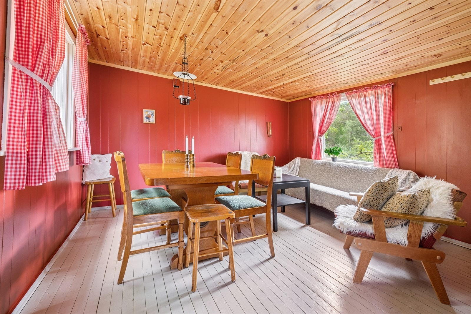 En koselig rød stue i skogen. Galleribilde