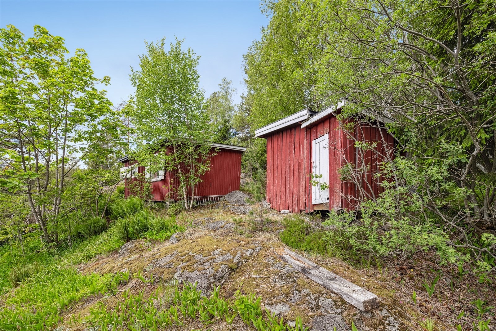 Det er også oppført et uthus med bod og utedo. Galleribilde
