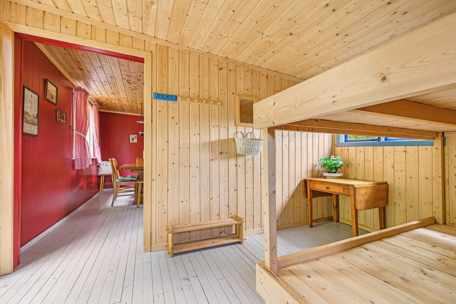 Her ønskes du velkommen inn med plass til å henge fra seg ytterklær. Galleribilde