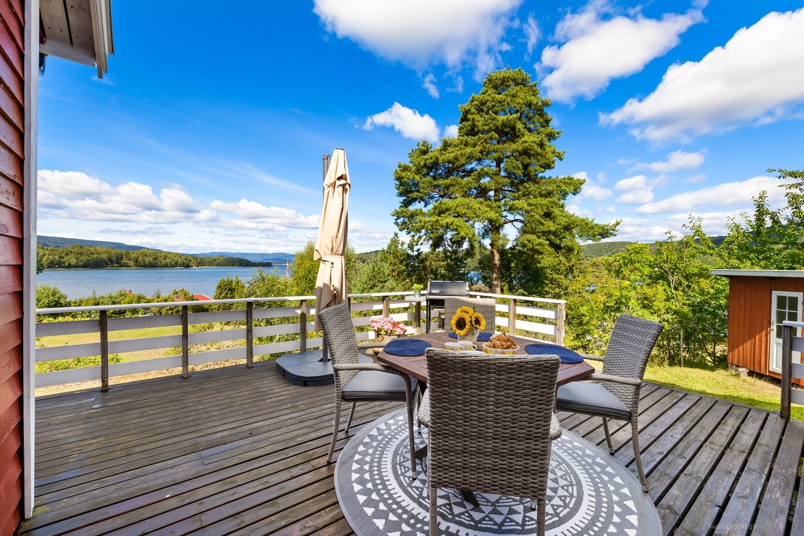 Med en stor solrik terrasse, lune uteplasser er dette et perfekt sted for både avslapning og sosiale sammenkomster. Galleribilde