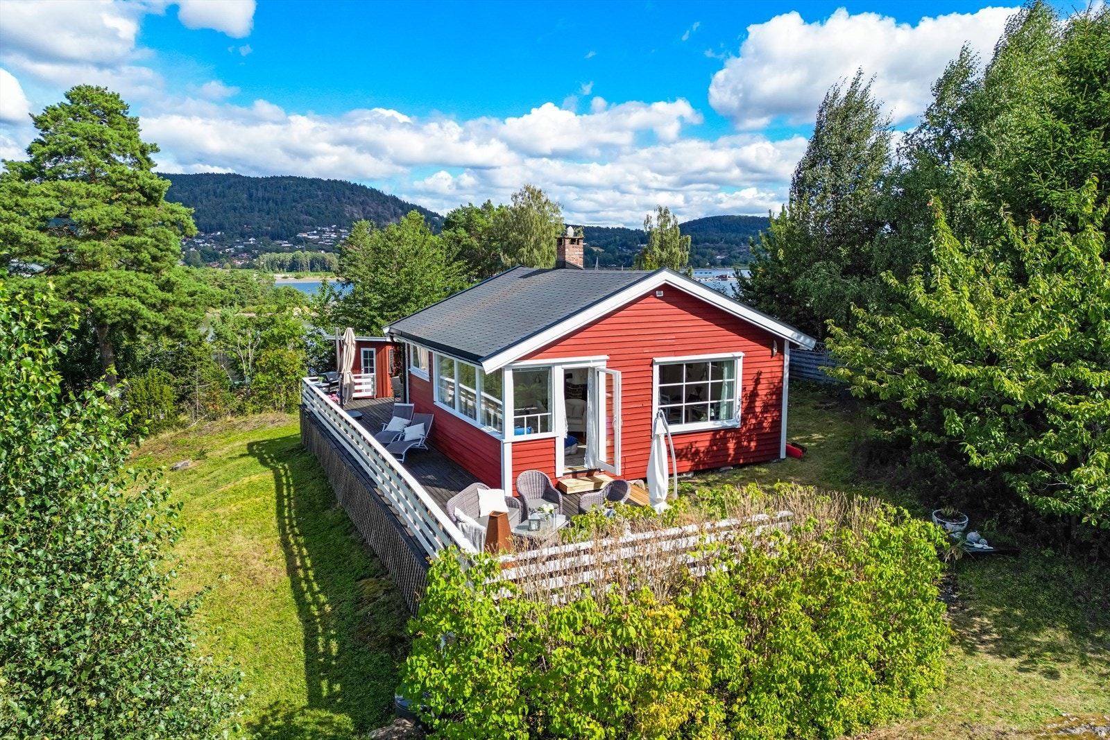 Hytta fremstår velholdt og sjarmerende uttrykk, og ligger skjermet til omgitt av natur, samtidig som den har nærhet til sjøen. Galleribilde