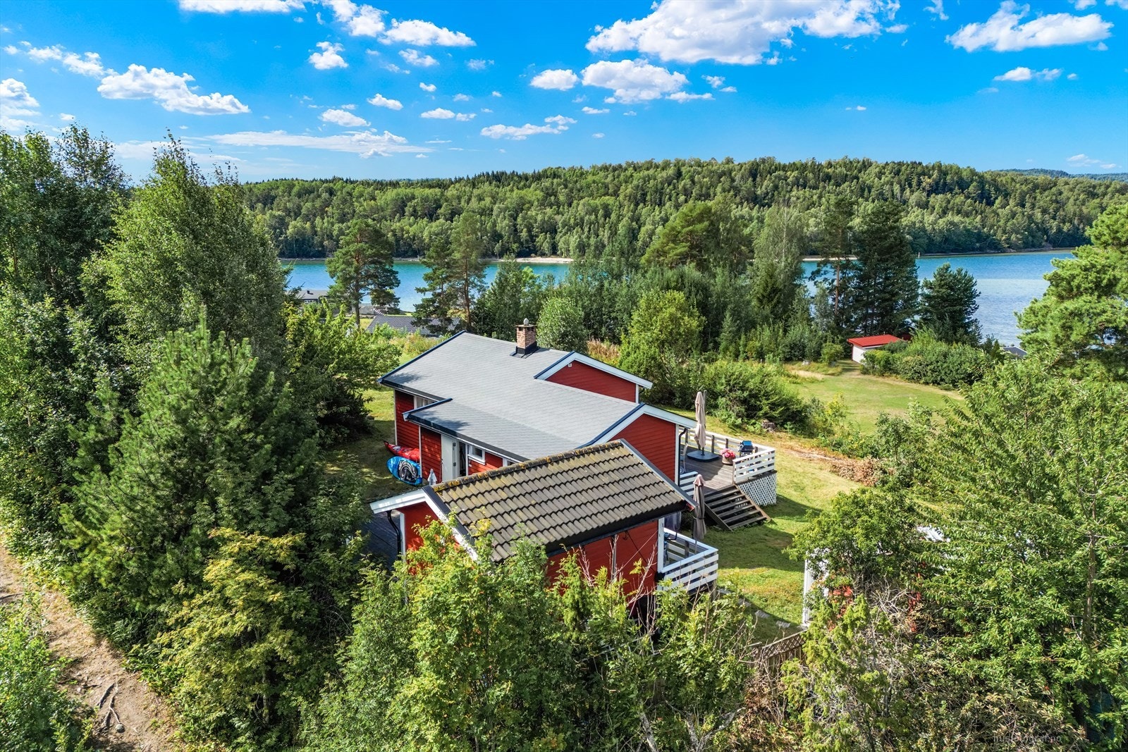 Killingholmen 19 ligger på en idyllisk og fredelig øy i fjorden i Sande. Galleribilde
