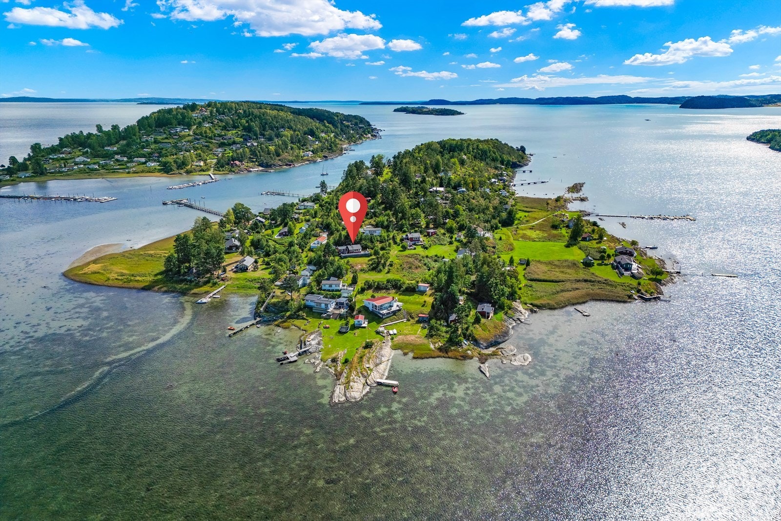 Mange benytter anledningen til å fiske i sjøen eller i ett av de mange nærliggende vannene. Galleribilde