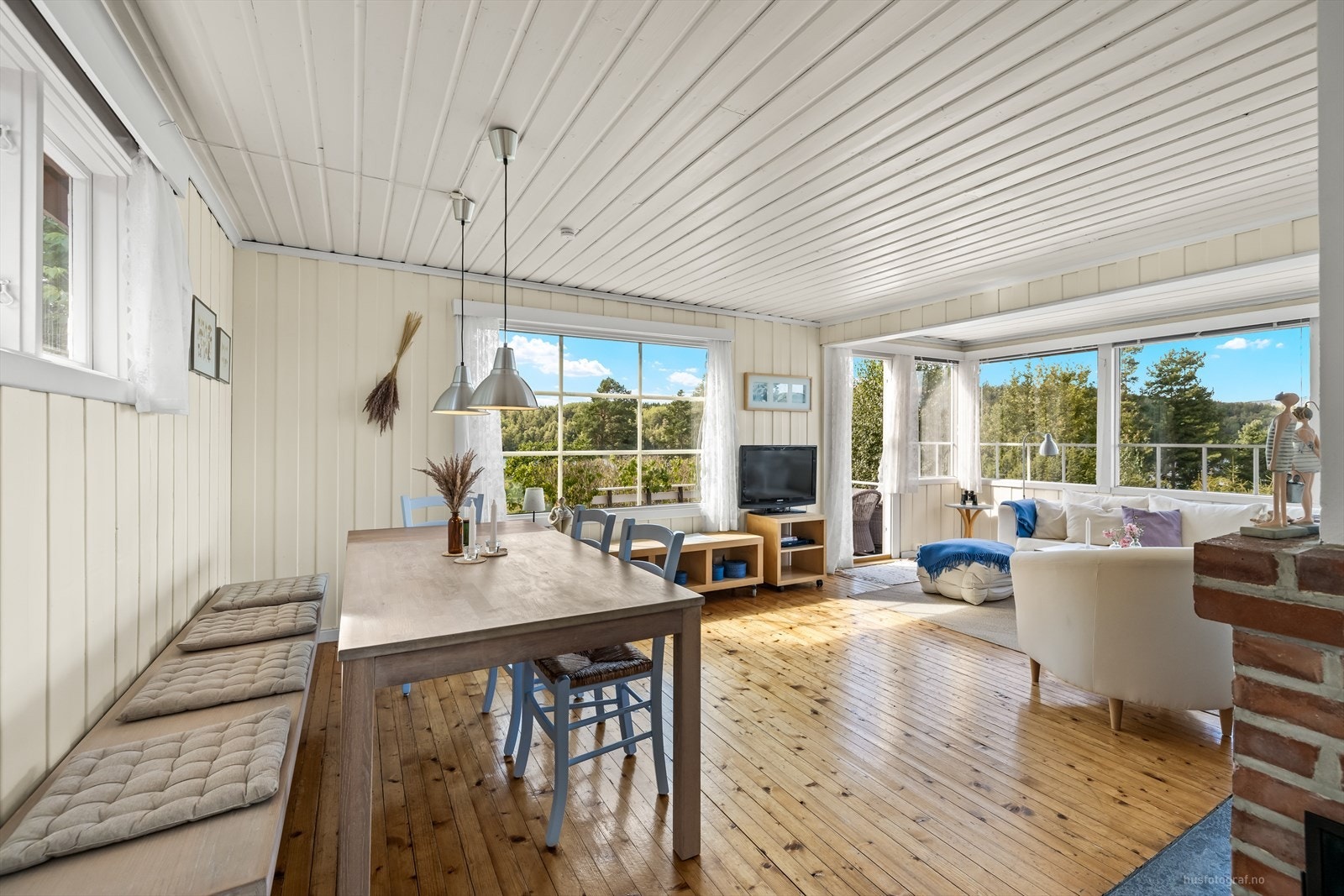 Eiendommen ligger fint til på øya Killingholmen i Sande, med kort avstand via båt til Holmestrand. Galleribilde