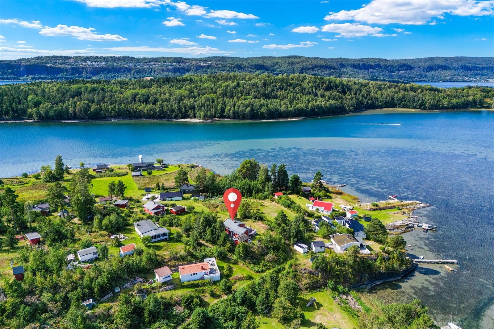 Her er det hyggelig adkomst med båt inn til privat bryggeanlegg, og båtturen frem en en hyggelig tur langs flotte skjærgårder og øyer. Galleribilde