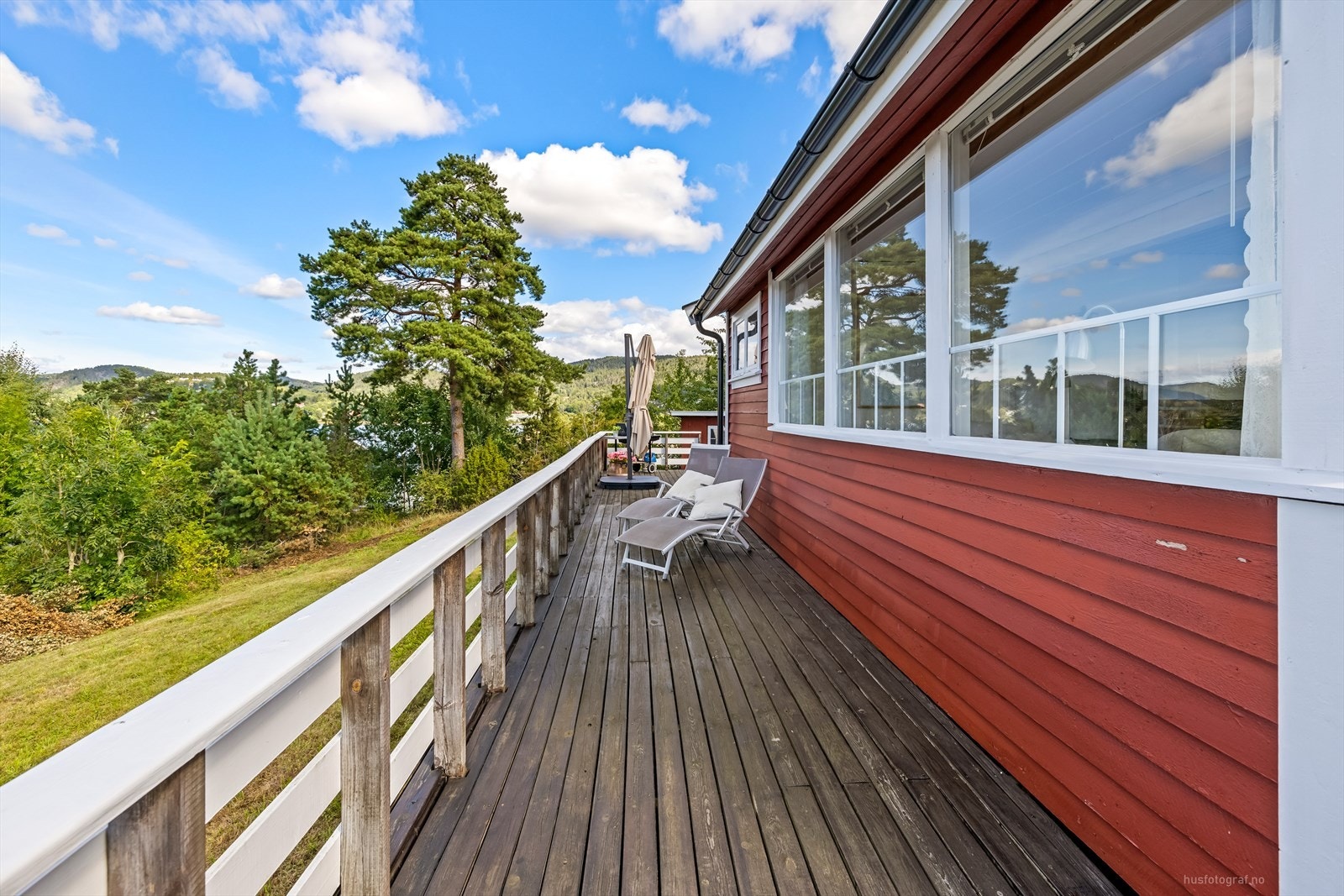 Terrassen går rundt hytta slik at en kan nyte solen hele dagen. Galleribilde