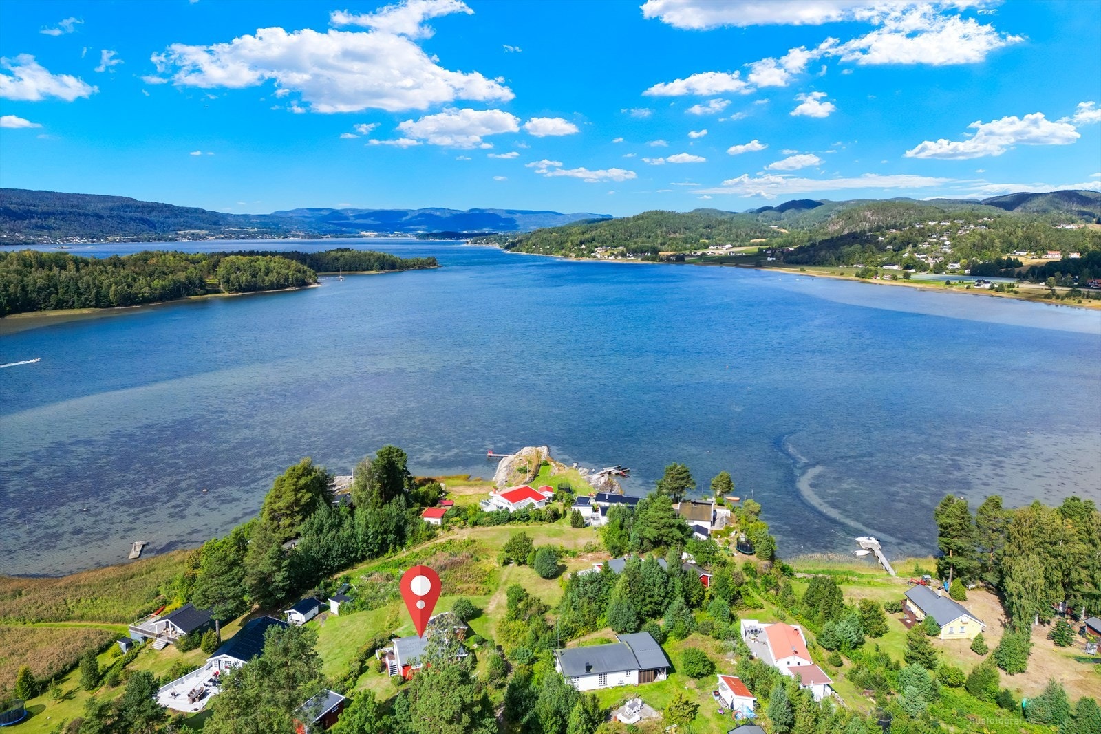 Det er kort vei fra Drammen, Asker og Oslo. På veien ut ligger det en KIWI matbutikk, og det er heller ikke langt til togstasjonen. Galleribilde
