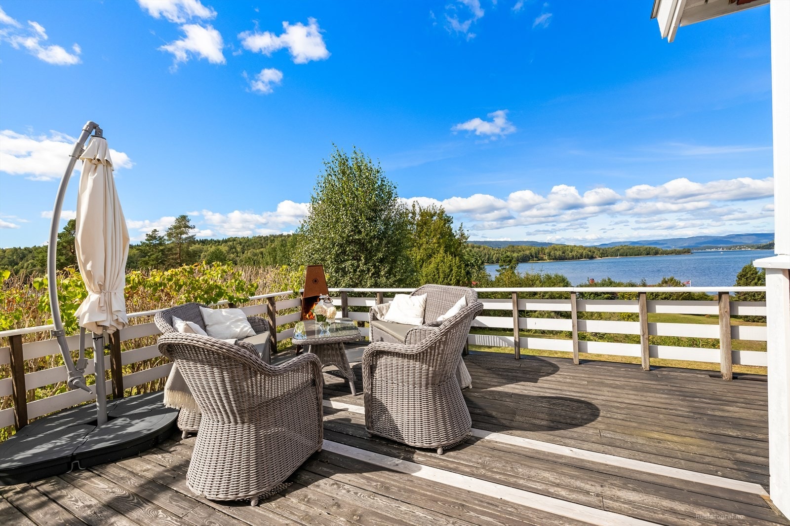 Denne idylliske hytta byr på en sjelden kombinasjon av ro, naturskjønn beliggenhet og fin utsikt over fjorden. Galleribilde