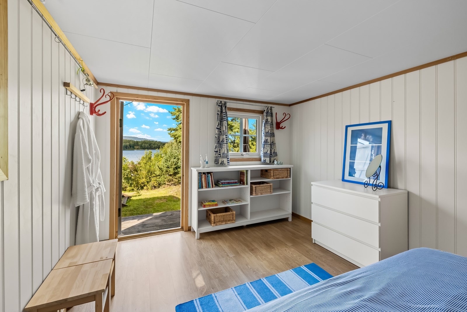 Annekset gir god fleksibilitet og gjør det enkelt å ta imot familie og venner, samtidig som det bidrar til en mer romslig og funksjonell helhet. Galleribilde