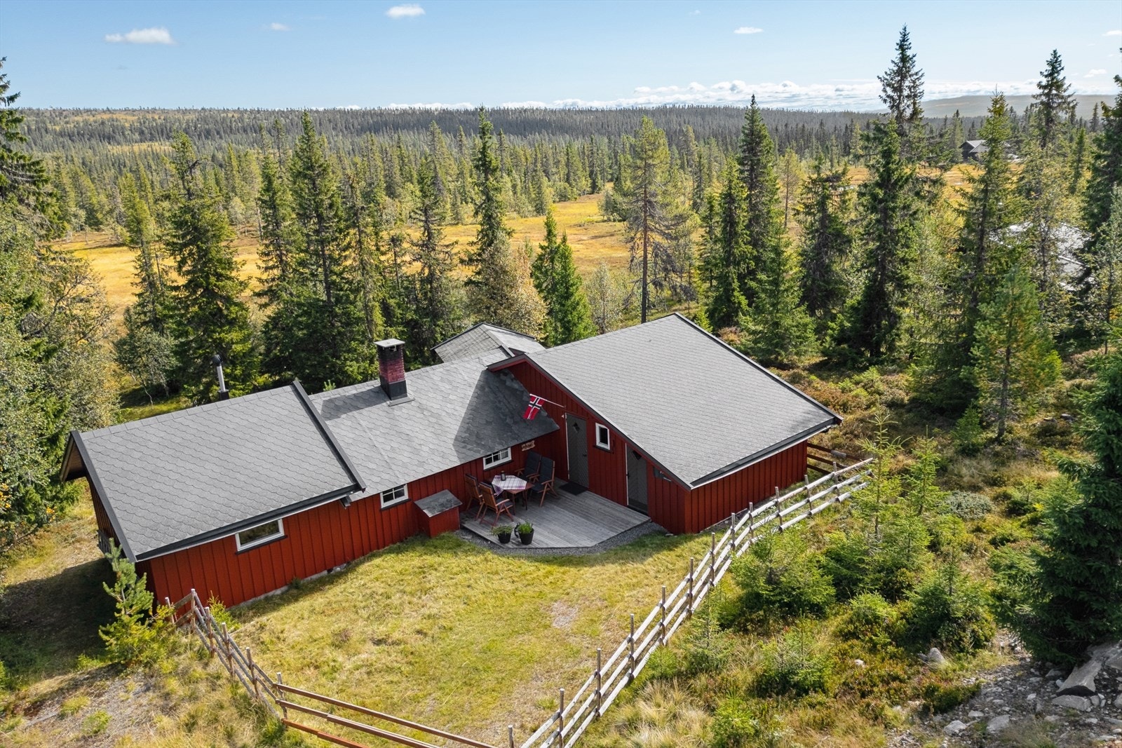 Velkommen til Bjønnåsen 196 - en sjarmerende fritidsbolig med flott og usjenert beliggenhet på Bjønnåsen! Galleribilde