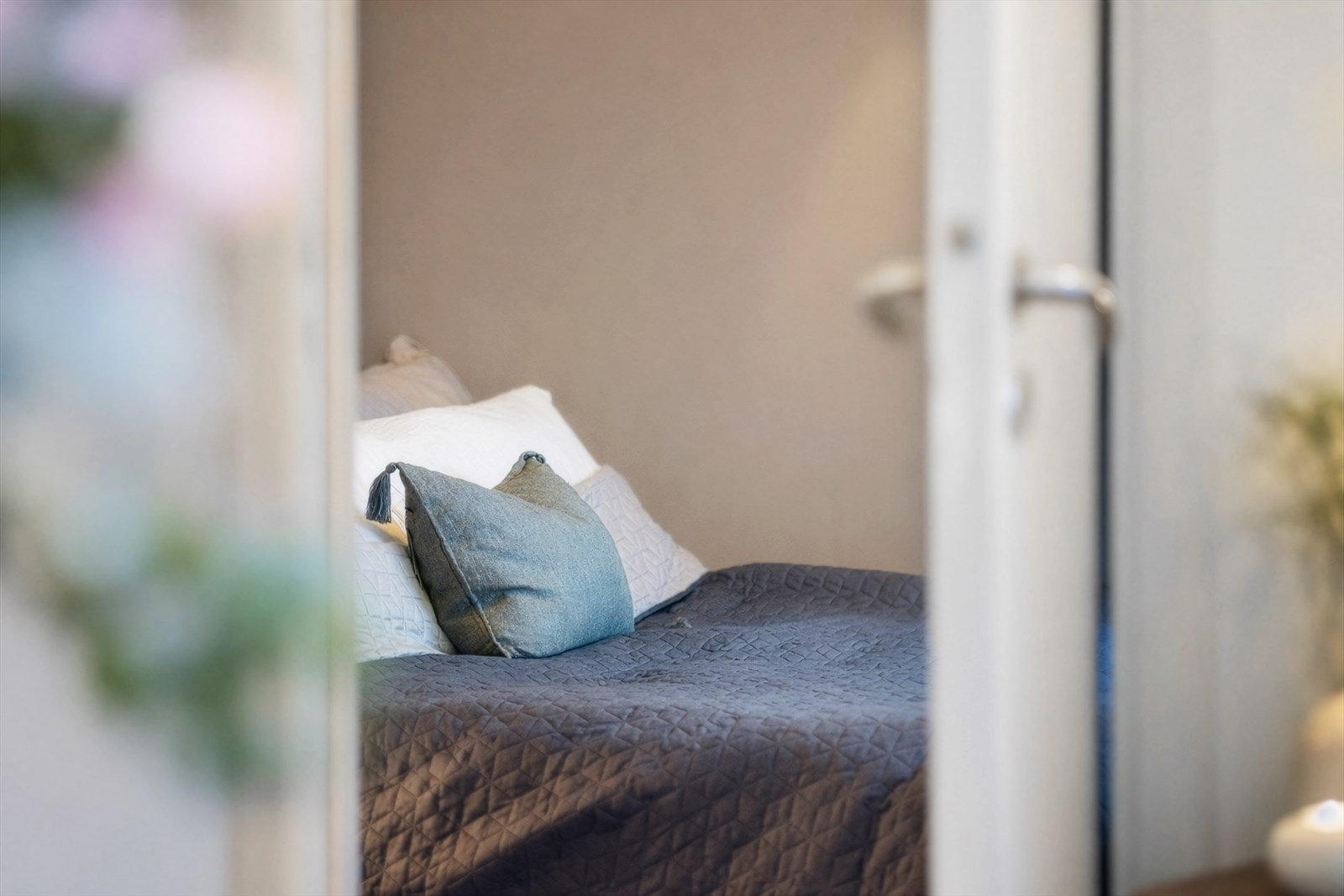 Et rolig og tilbaketrukket soverom som vender mot rolig gate. Galleribilde