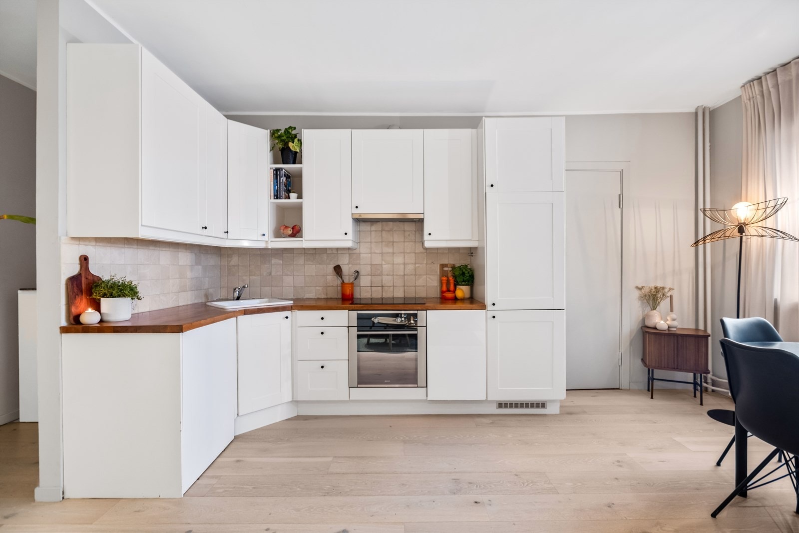 Kjøkkenet har en åpen løsning mot stuen og er utstyrt med platetopp, komfyr, kjøl/frys og oppvaskmaskin. Galleribilde