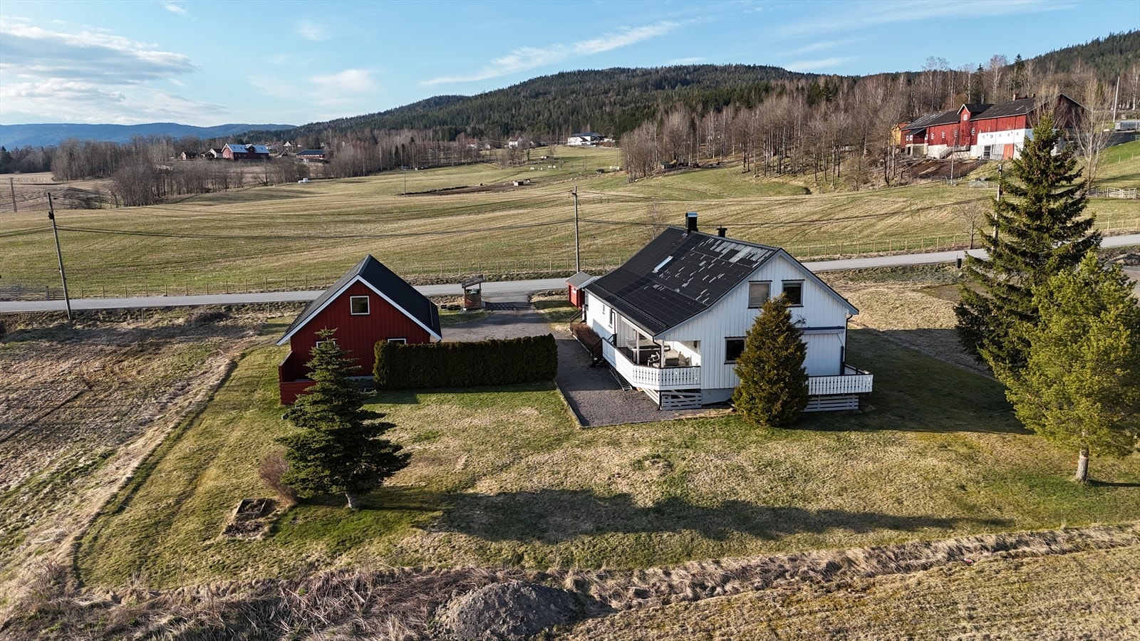 Eiendommen ligger fint til i landlige omgivelser, med store uteområder Galleribilde