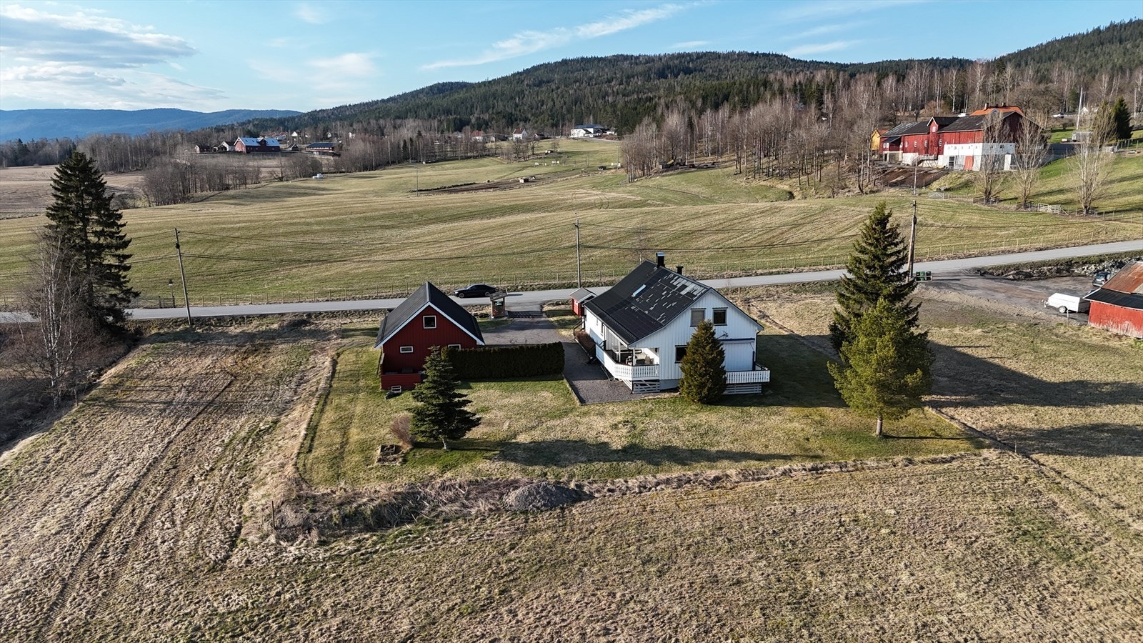 Flott småbruk, med tilhørende ca 7,5 dekar fulldyrket jord Galleribilde
