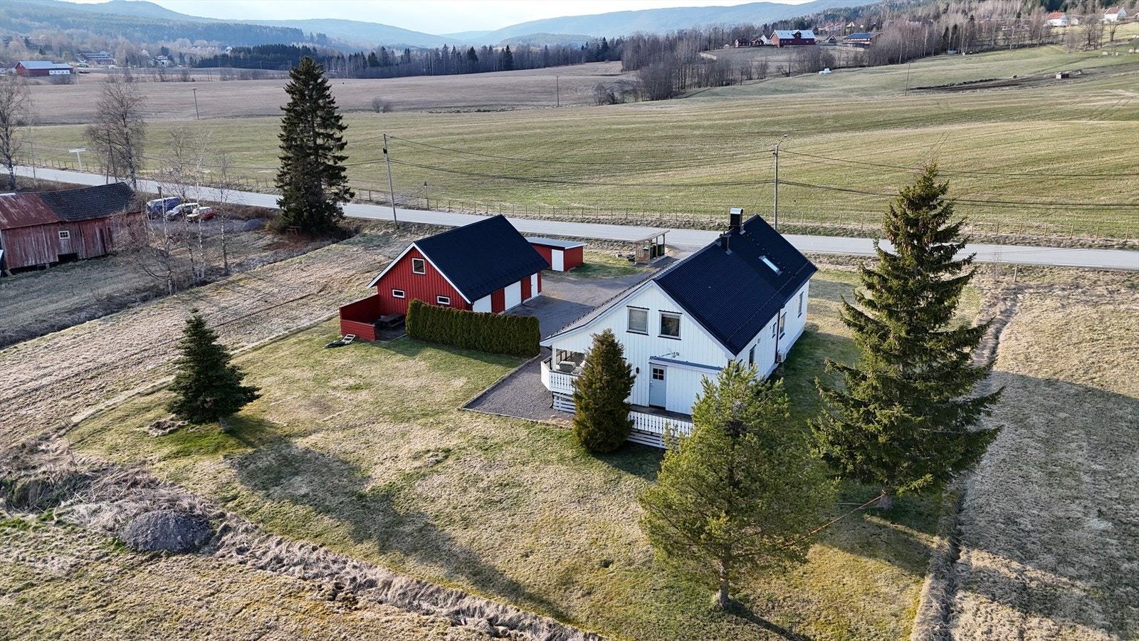 Et hyggelig småbruk på ca. 9,9 dekar i naturskjønne og landlige omgivelser i Hakadal. Galleribilde