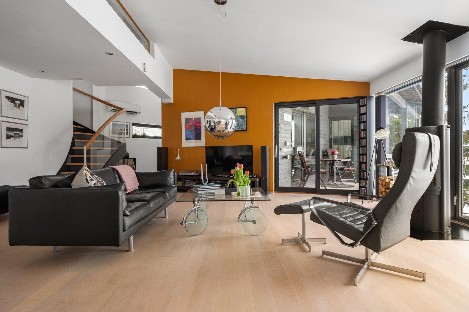 Stue/kjøkken har vindusflater på alle sider, noe som gir utrolig flotte lysforhold.