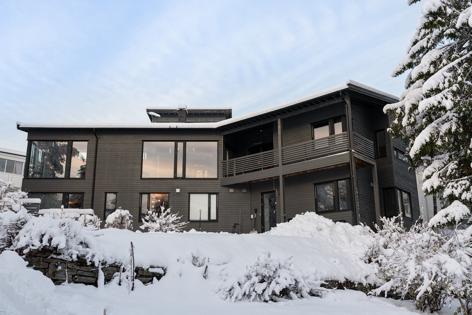 Ettertraktet beliggenhet i øvre del av sentrum med skole, barnehage og dagligvarehandel i umiddelbar nærhet.