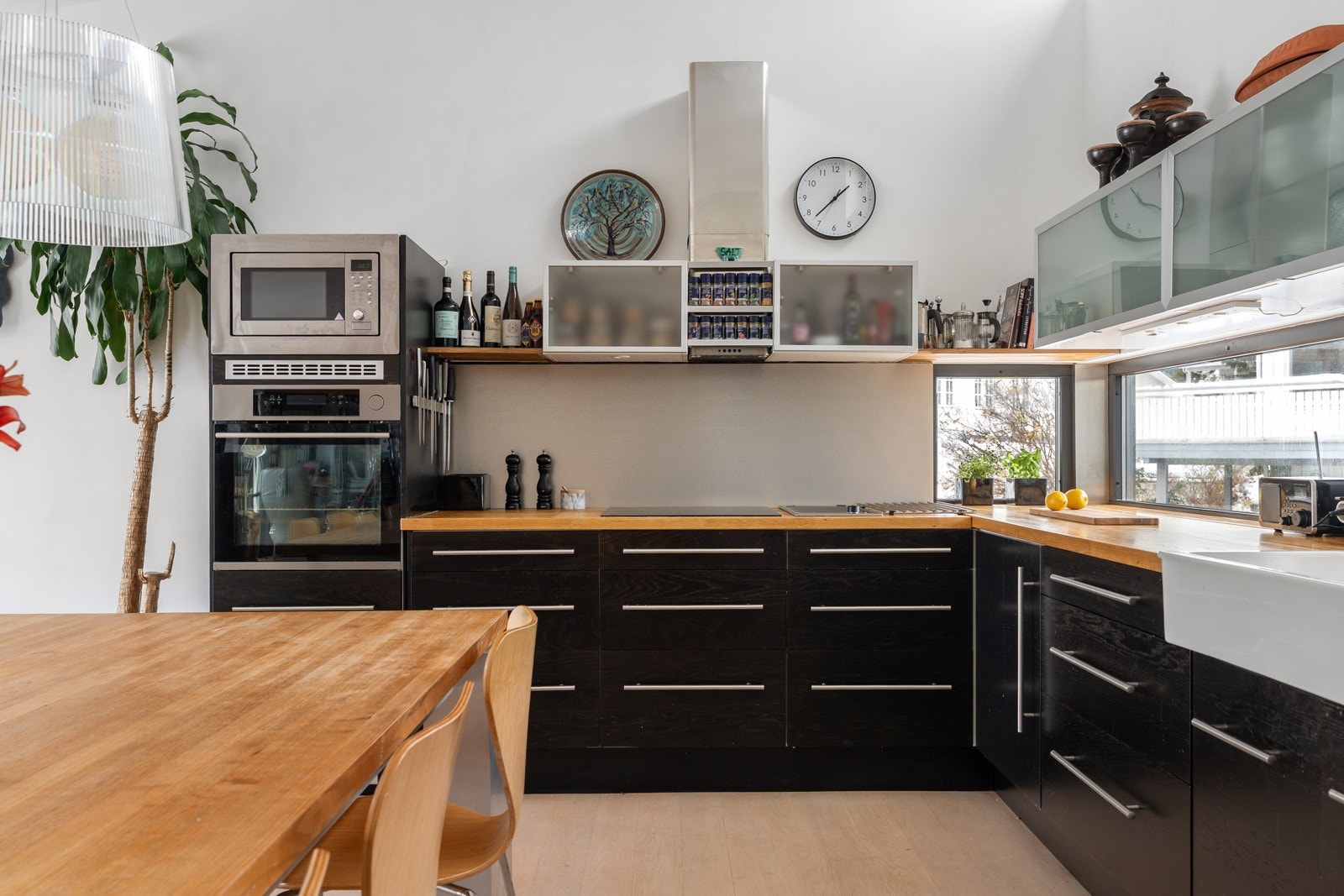 Moderne kjøkken med vinduer over benkeplate som gir fint lysinnslipp.