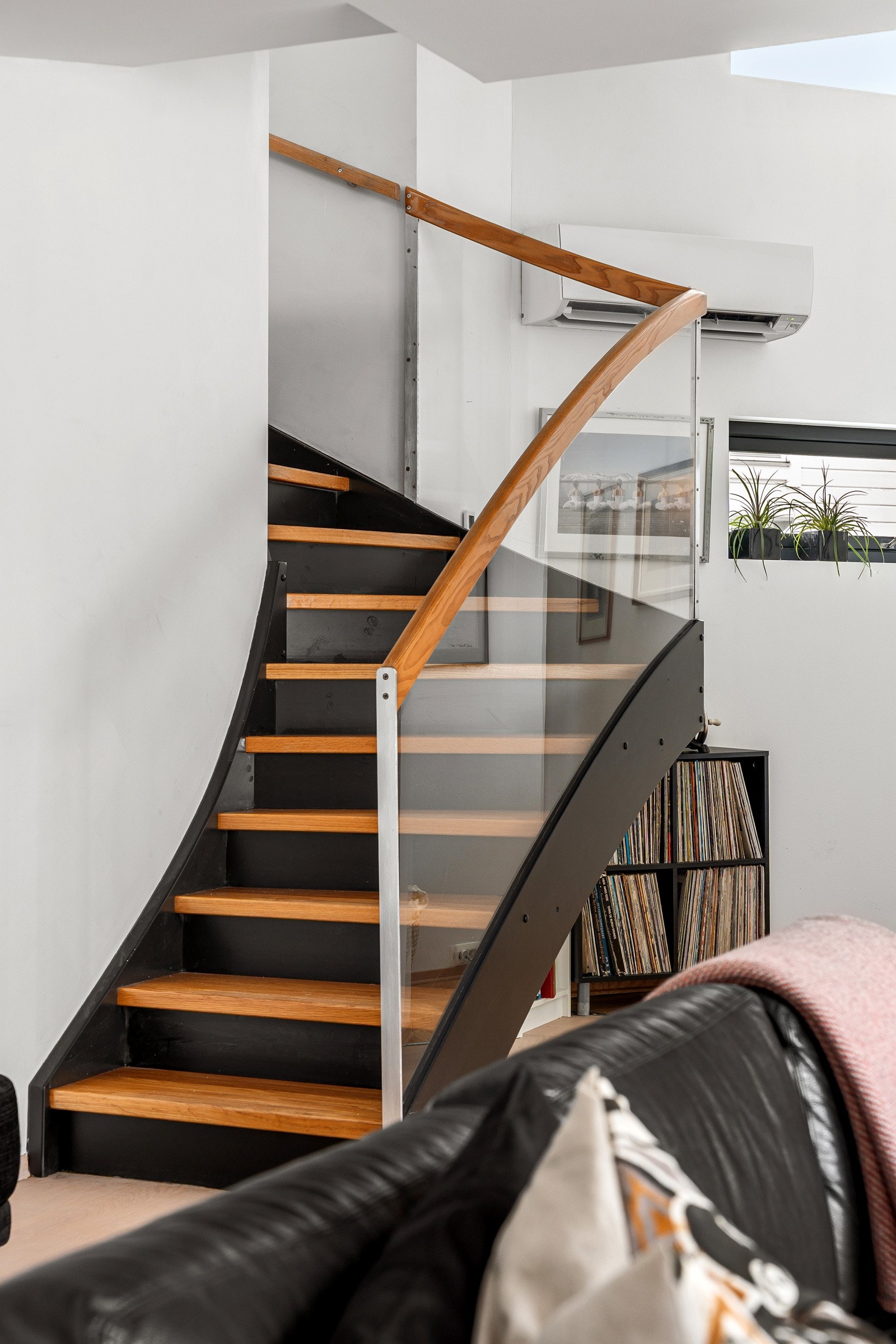 Stilig trapp mellom hovedplan og loft. Her er det også installert varmepumpe.