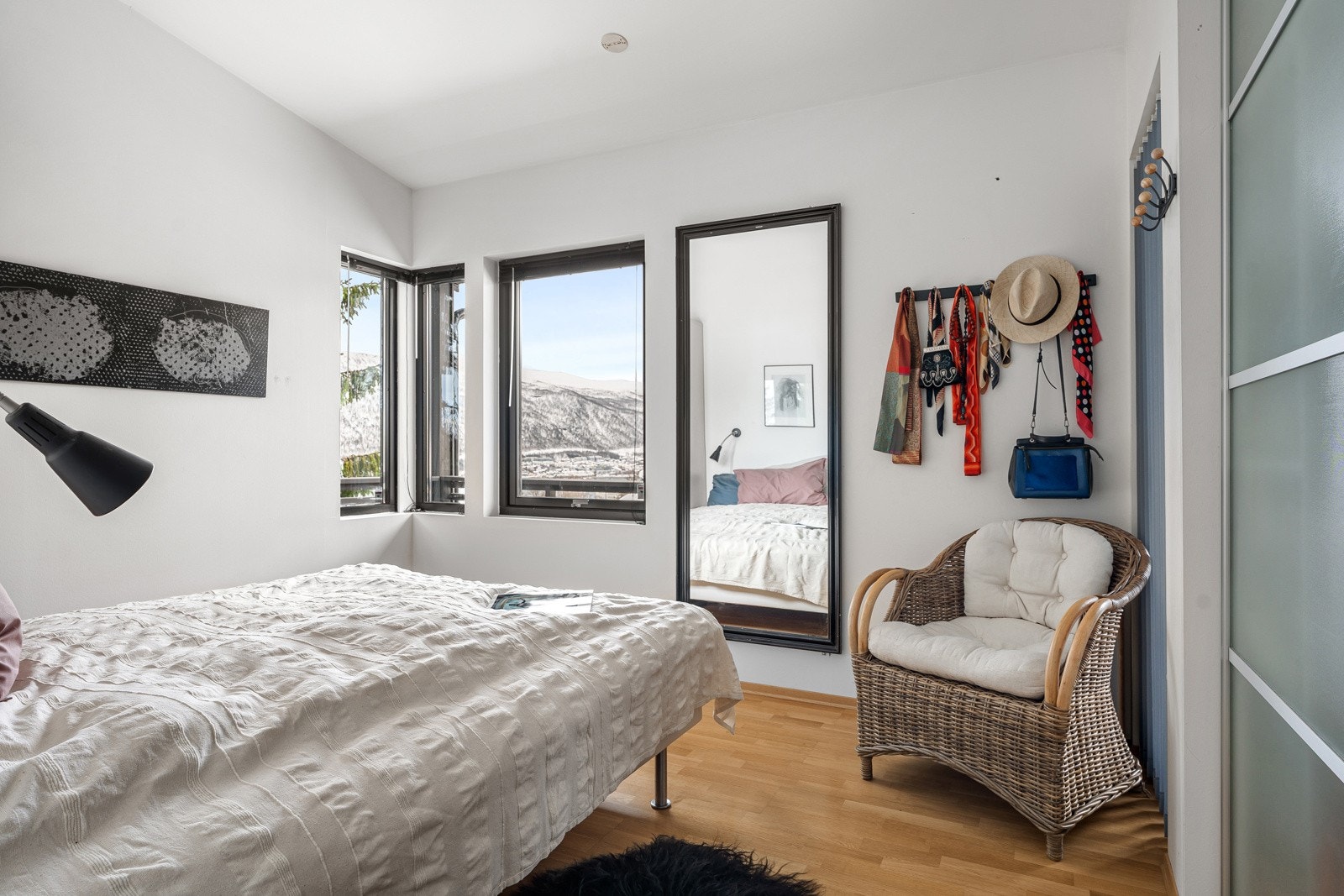 Soverom av god størrelse med garderobeskap.