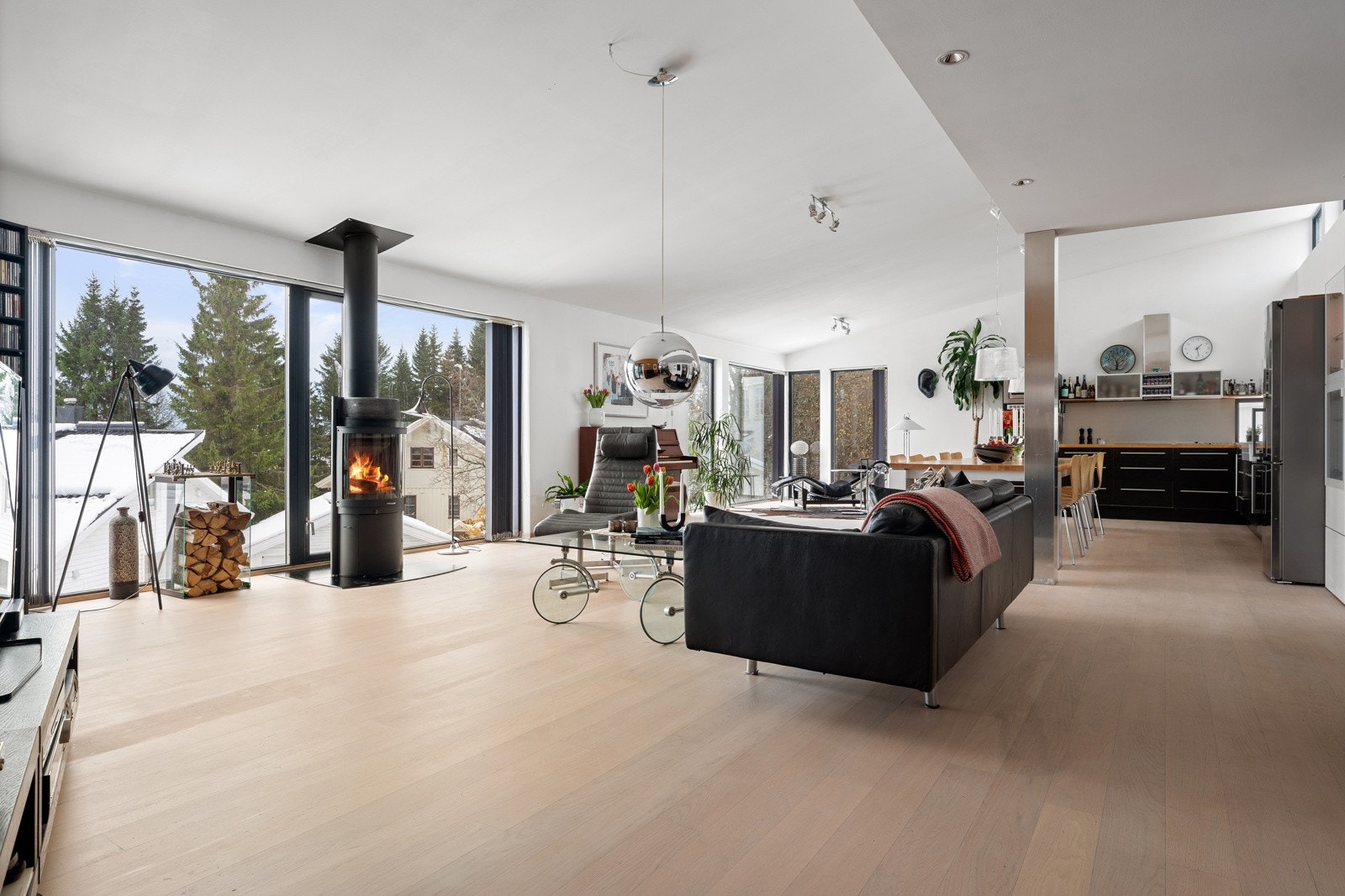 Leiligheten framstår åpen, lys og luftig.