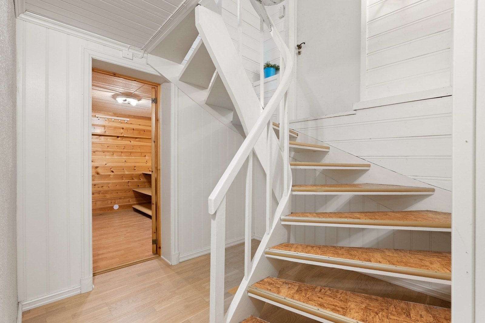 Kjellerens store areal egner seg meget godt for lagring. Døren over kjellertrappen leder til den største av boligens to integrerte garasjer. Galleribilde