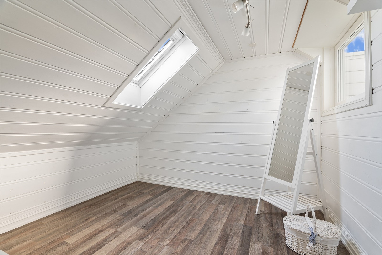Dette rommet er i tidligere år etablert på areal over garasjen, men ikke godkjent for varig opphold. Innredning av rommet og innsetting av veggvindu er ikke omsøkt/godkjent. Galleribilde