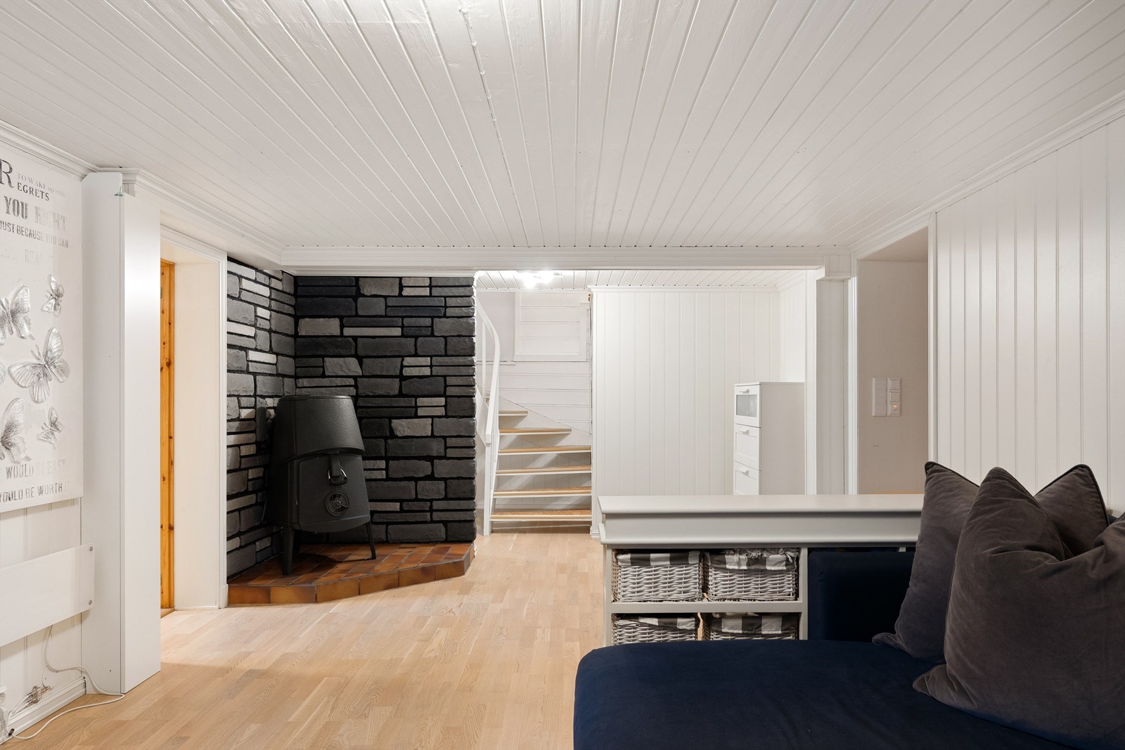 Kjellerens vedovn er beskadiget og ilagt fyringsforbud. Utskiftning bør påregnes. Galleribilde
