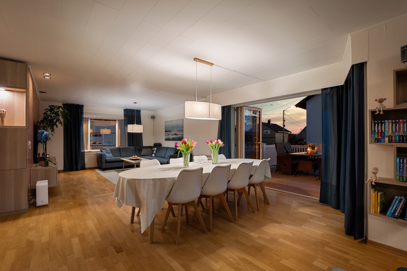Stuen og de fleste øvrige rom er pusset opp i senere år. Det er stedvis behov for ytterligere oppgraderinger, hvilket representerer et spennende potensial. Fotograf; Kristoffer Kristiansen. Galleribilde