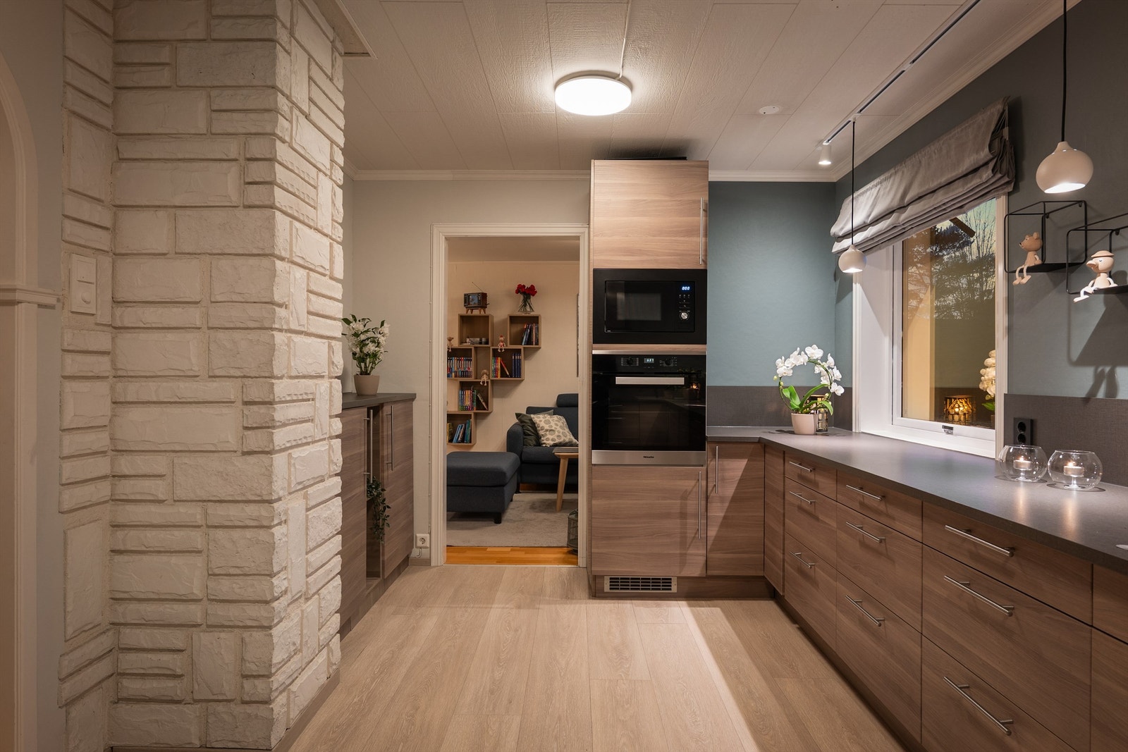 Kjøkkenet ble i 2020 oppgradert med nye overflater og nyere, men brukt, kjøkkeninnredning fra IKEA - med integrerte hvitevarer. Galleribilde