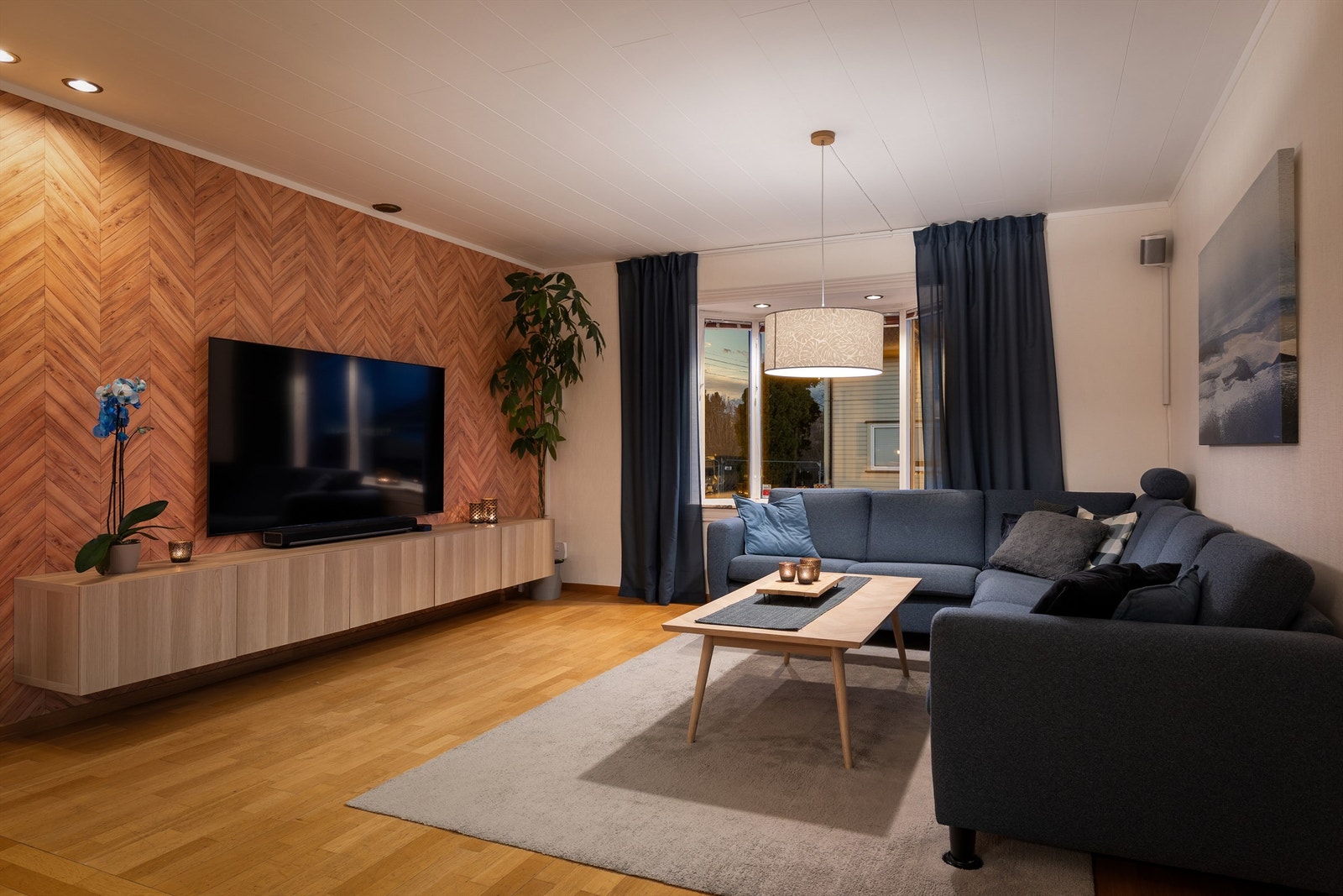Spotter innfelt i himlingen og karnappet skaper effektfull lyssetting. Galleribilde