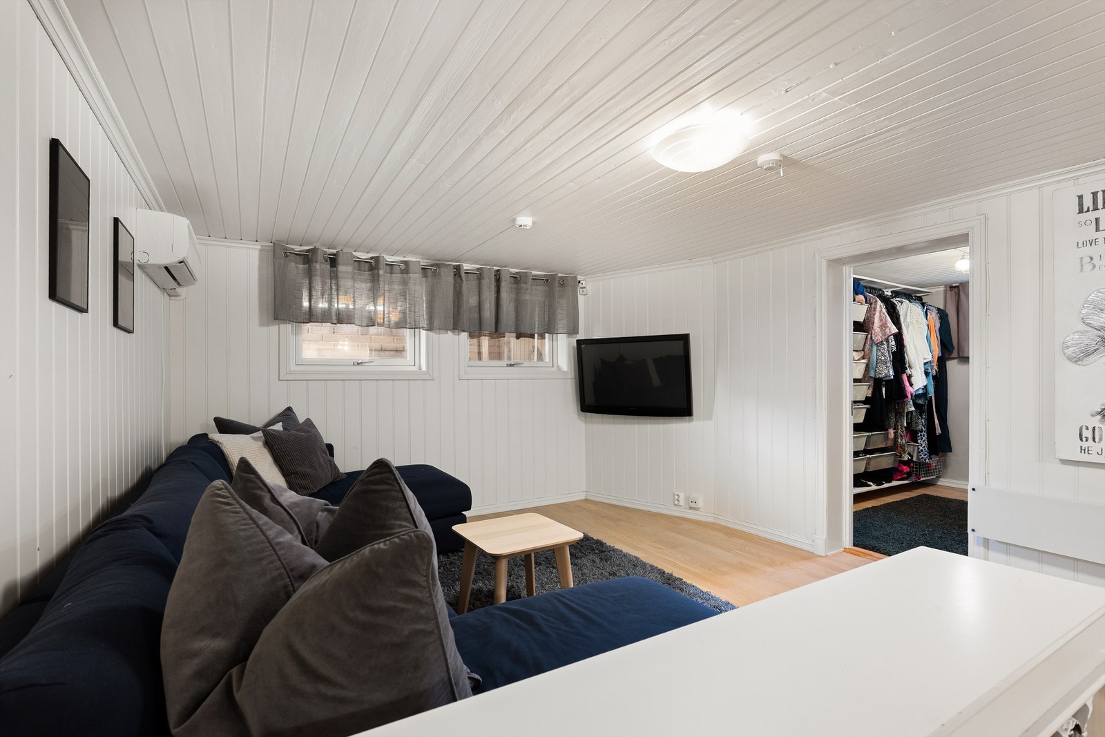 Rommet benyttet som kjellerstue har vinduer fra 2013.
Tilstøtende rom benyttes som walk-in closet. Galleribilde