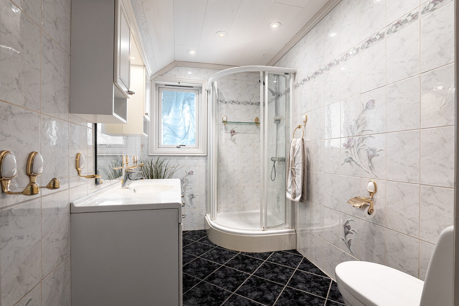 Badet er i sin helhet gitt TG 3 på bakgrunn av blant annet alder og avvik, men er funksjonelt. Renovering bør likevel påregnes. Galleribilde