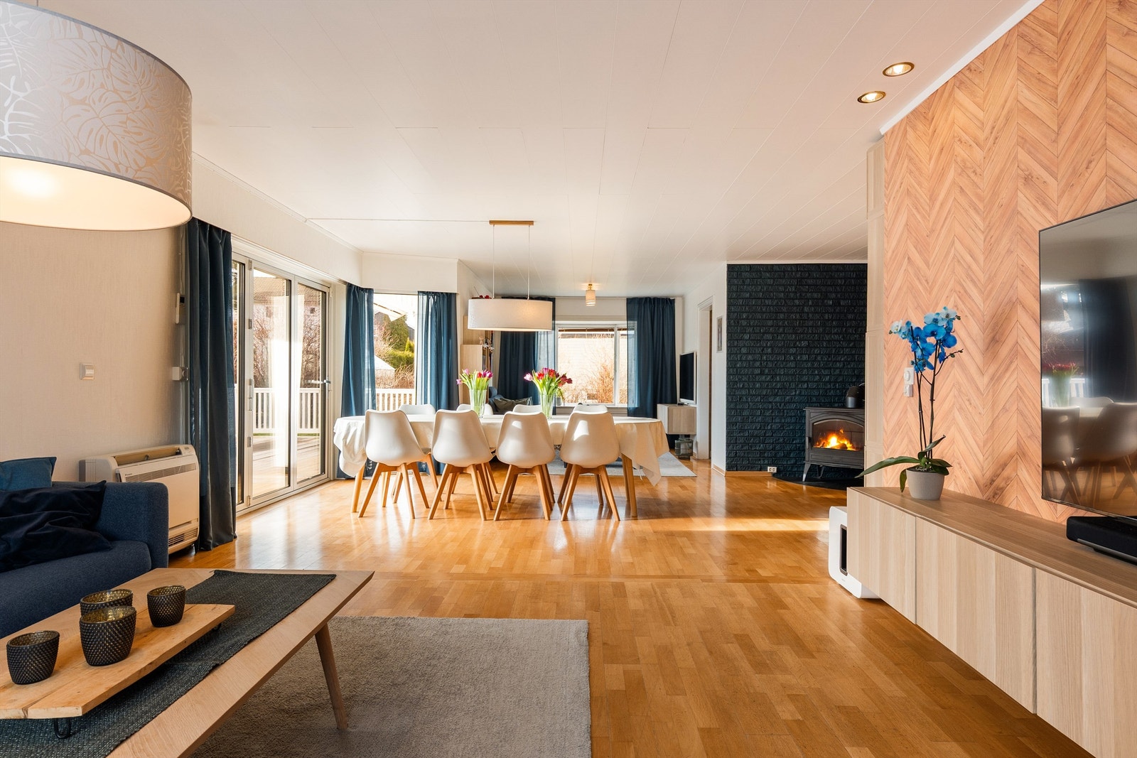 I den store stuen er det god plass til familiens felles opphold i hverdagen og ulike, større anledninger. Galleribilde
