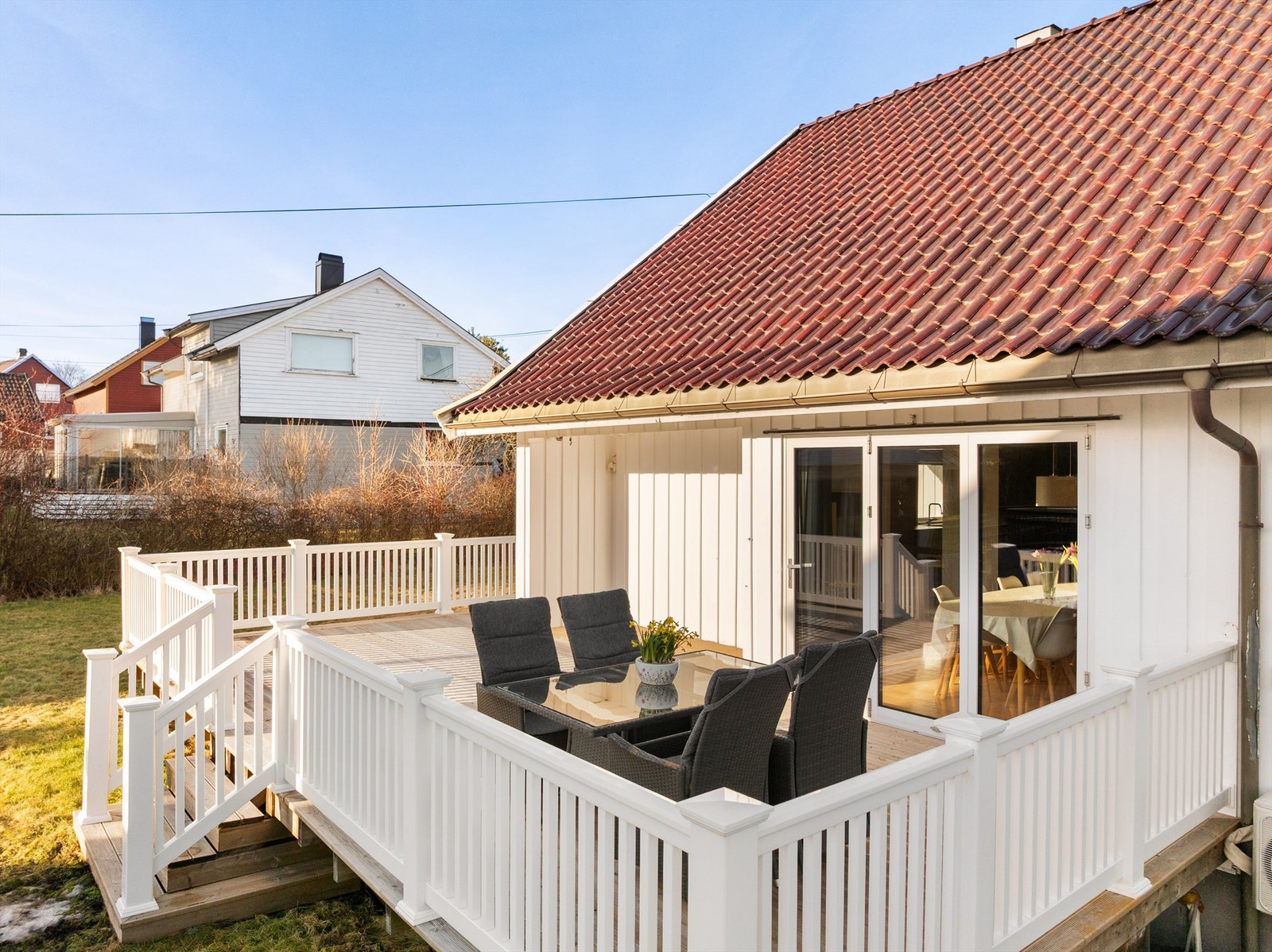 Terrassen er på nesten 40 kvm. og ble i 2025 oppgradert med både nytt gulv og nytt rekkverk. Fotograf; Kristoffer Kristiansen. Galleribilde