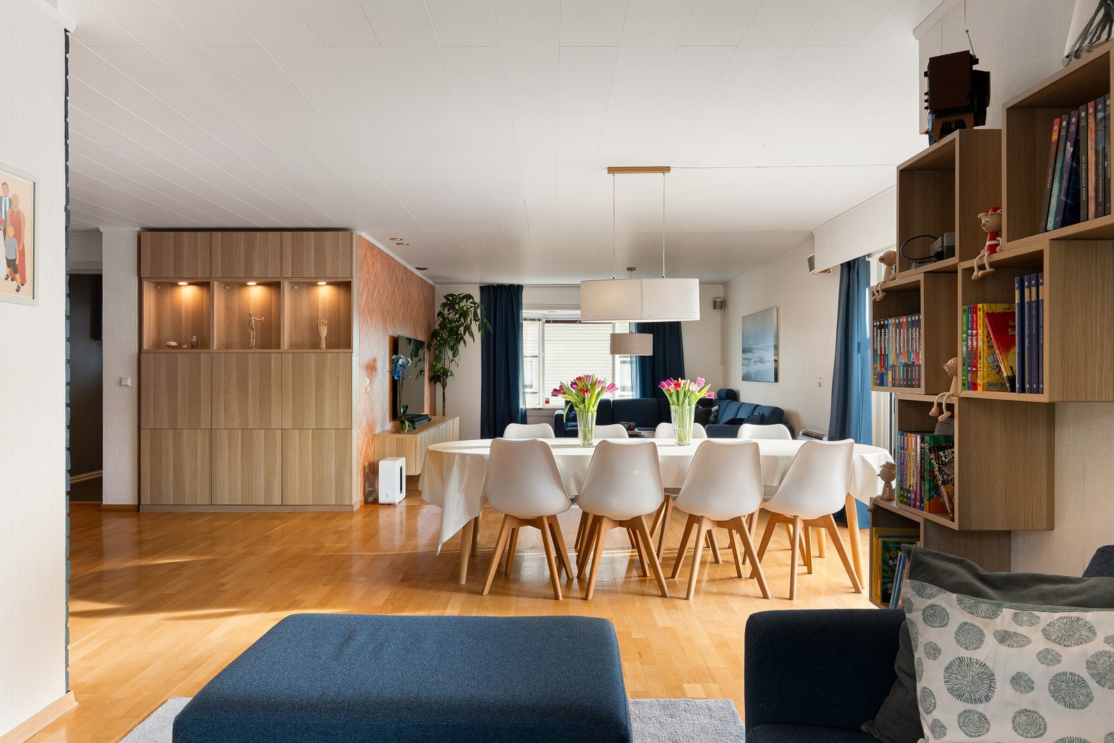 Den store stuen kan enkelt deles inn i mindre soner. Gulvflaten midt i rommet passer perfekt for en langstrakt spisegruppe. Galleribilde