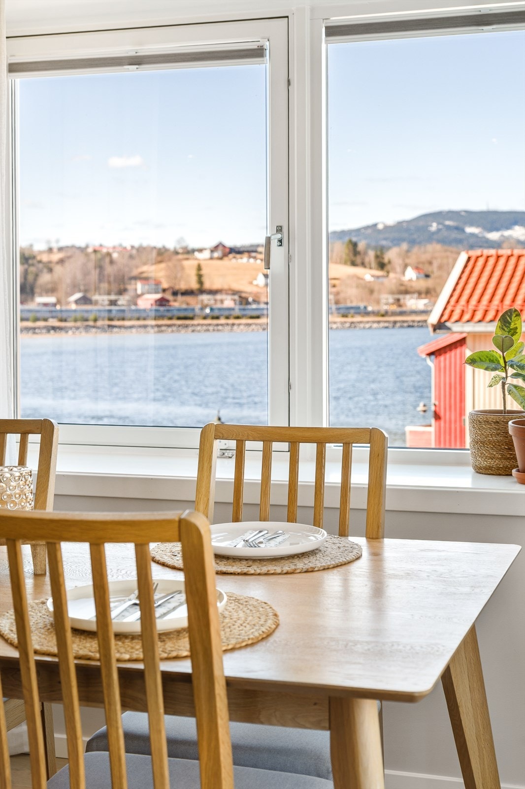 Leiligheten har store vindusflater med dype vinduskarmer som slipper inn rikelig med naturlig lys og gir gode muligheter for dekorative elementer. Galleribilde