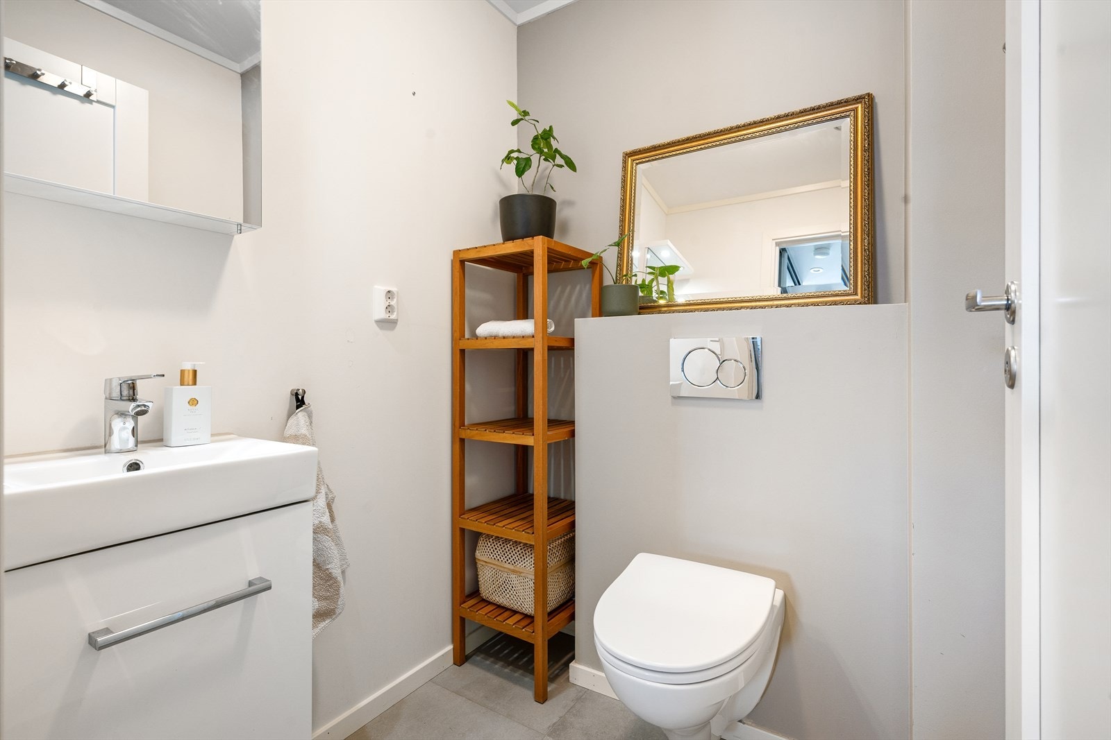 I tillegg til badet har leiligheten også et eget toalettrom. Galleribilde