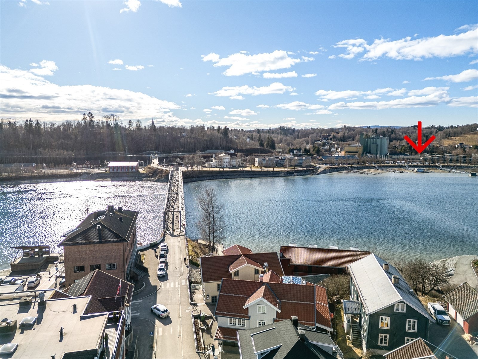 Pilen på bilde peker til Eidsvoll stasjon, her er det altså gangavstand for pendlere. Galleribilde