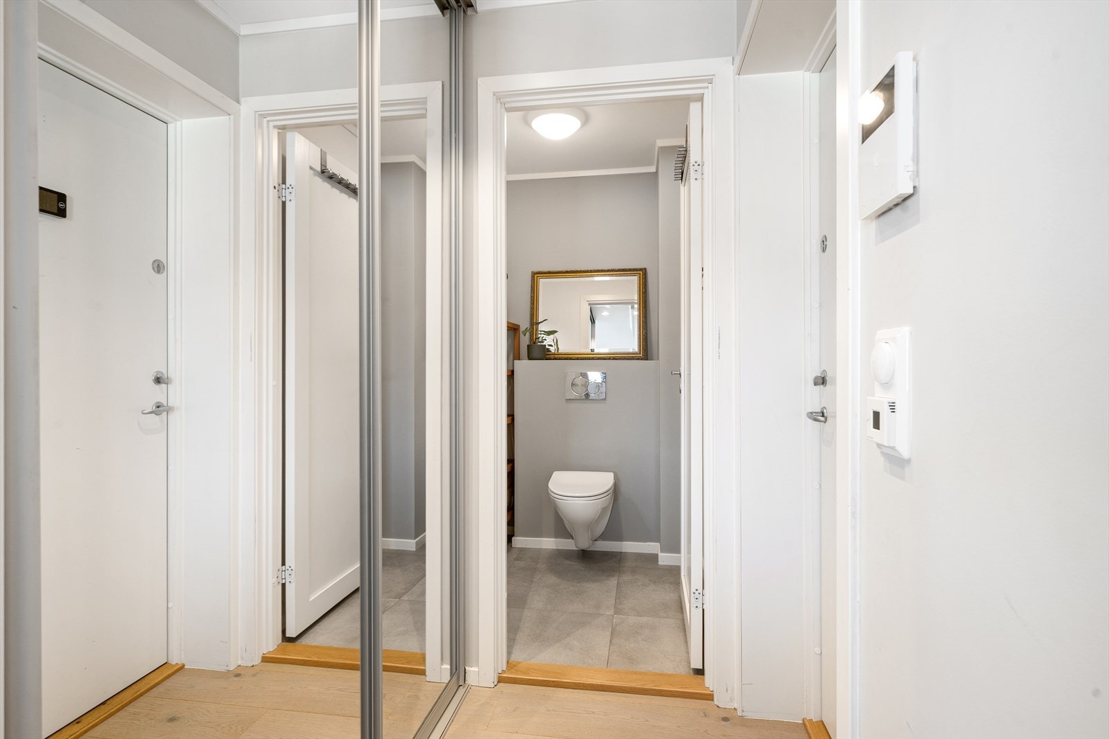 Ved entrèen er det en romslig skyvedørsgarderobe, samt et toalettrom. Galleribilde