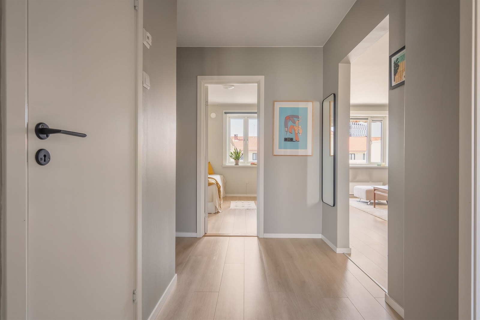 Fra entréen er det videre ankomst til alle boligens øvrige rom, noe som understreker den gode planløsningen. Galleribilde