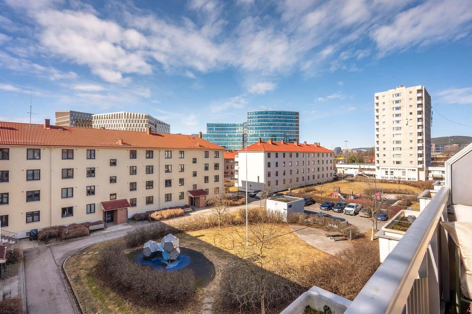 Med beliggenhet i byggets øverste etasje har du lite sjenerende innsyn, og luftig utsyn over grønne fellesområder!. Galleribilde