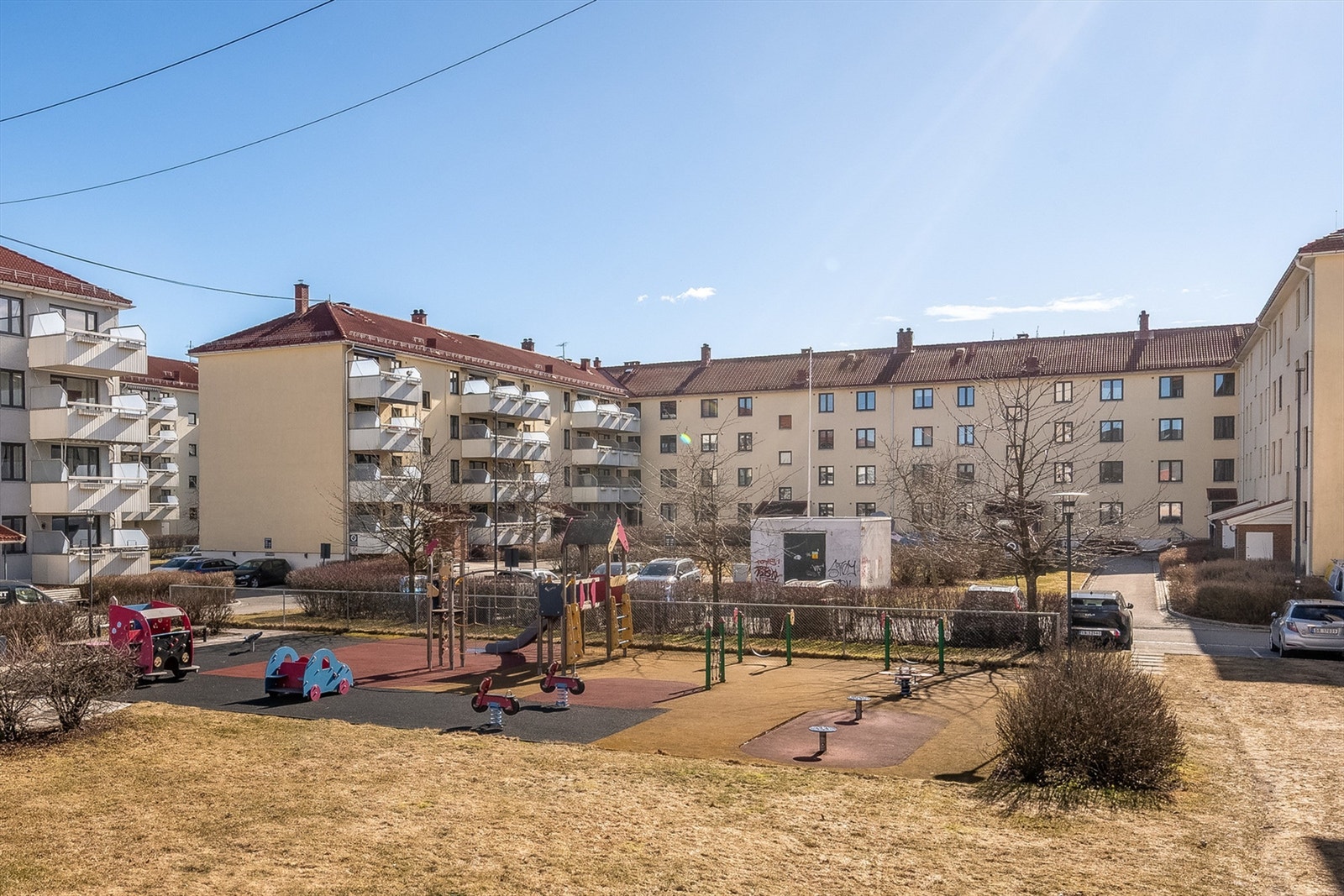 Det nærmeste nabolaget består først og fremst av borettslagets egen bebyggelse som omgis av store grøntarealer til felles bruk av beboerne. Galleribilde
