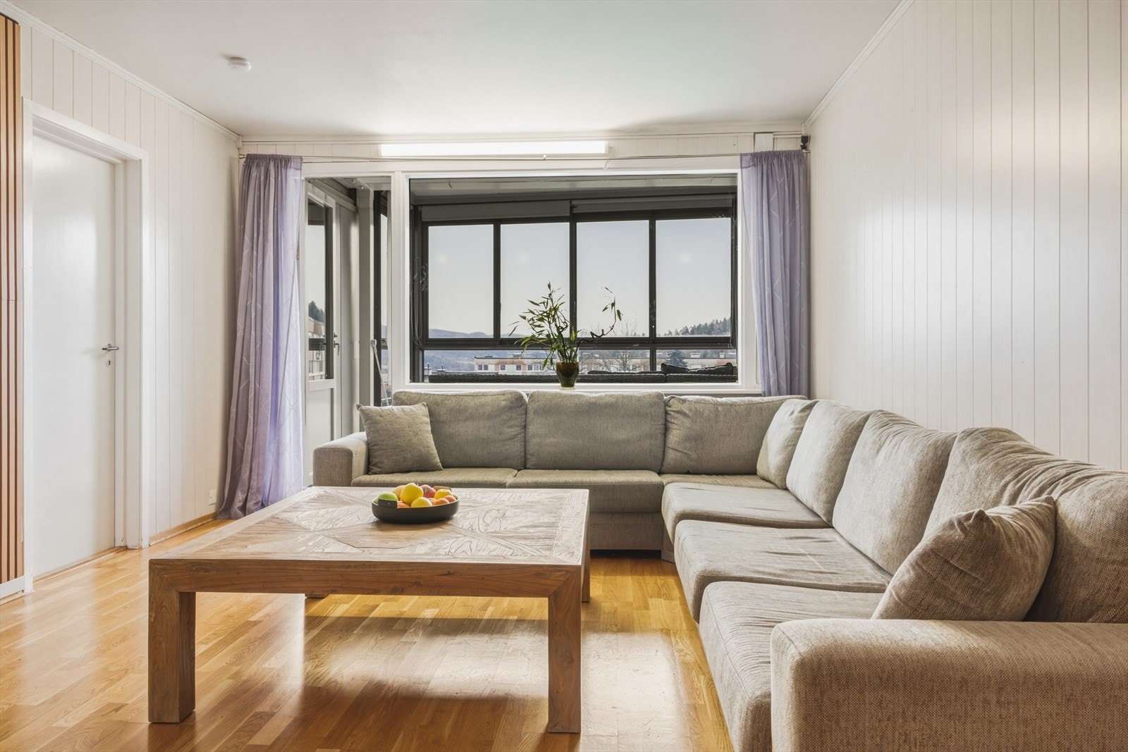 Adkomst til innglasset balkong fra stuen Galleribilde