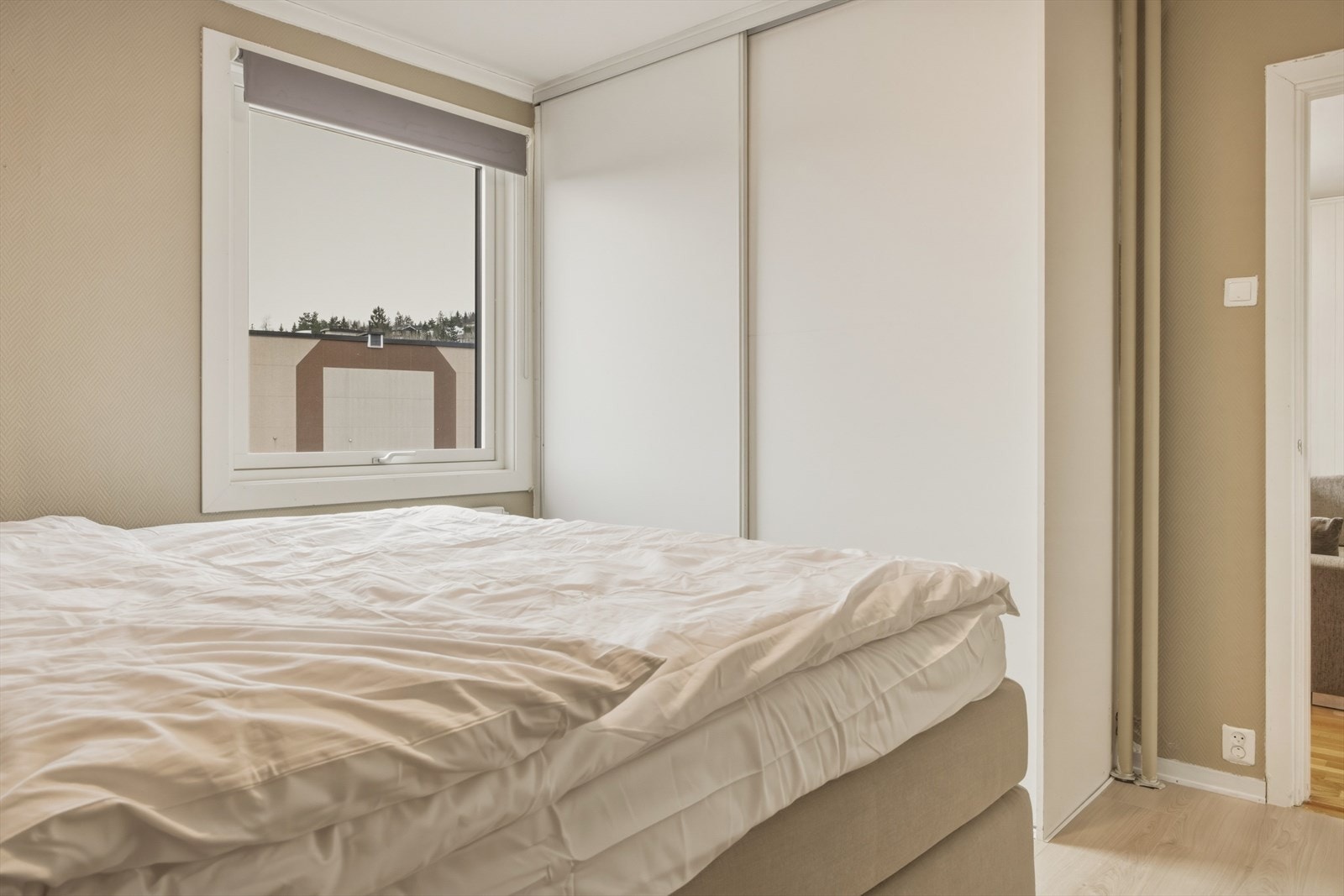 Praktisk skyvedørsgarderobe for oppbevaring Galleribilde